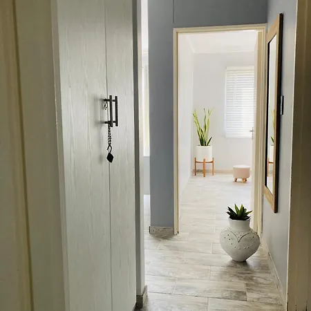 Kelly Apartman *
